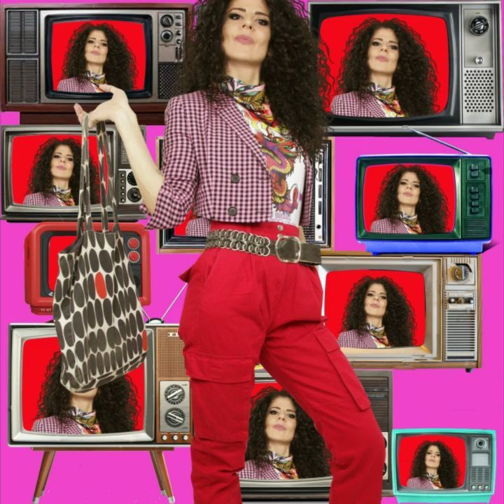 chica-vestida-de-rojo-y-rosa-y-televisiones-que-reproducen-su cara